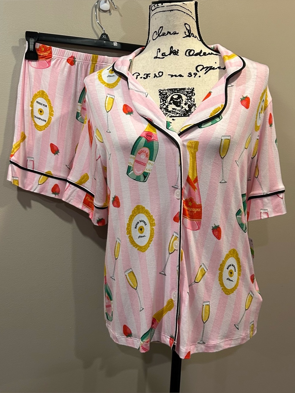 Room Service Champagne Suite Print Notch Collar Knit Shorty Pajama Set